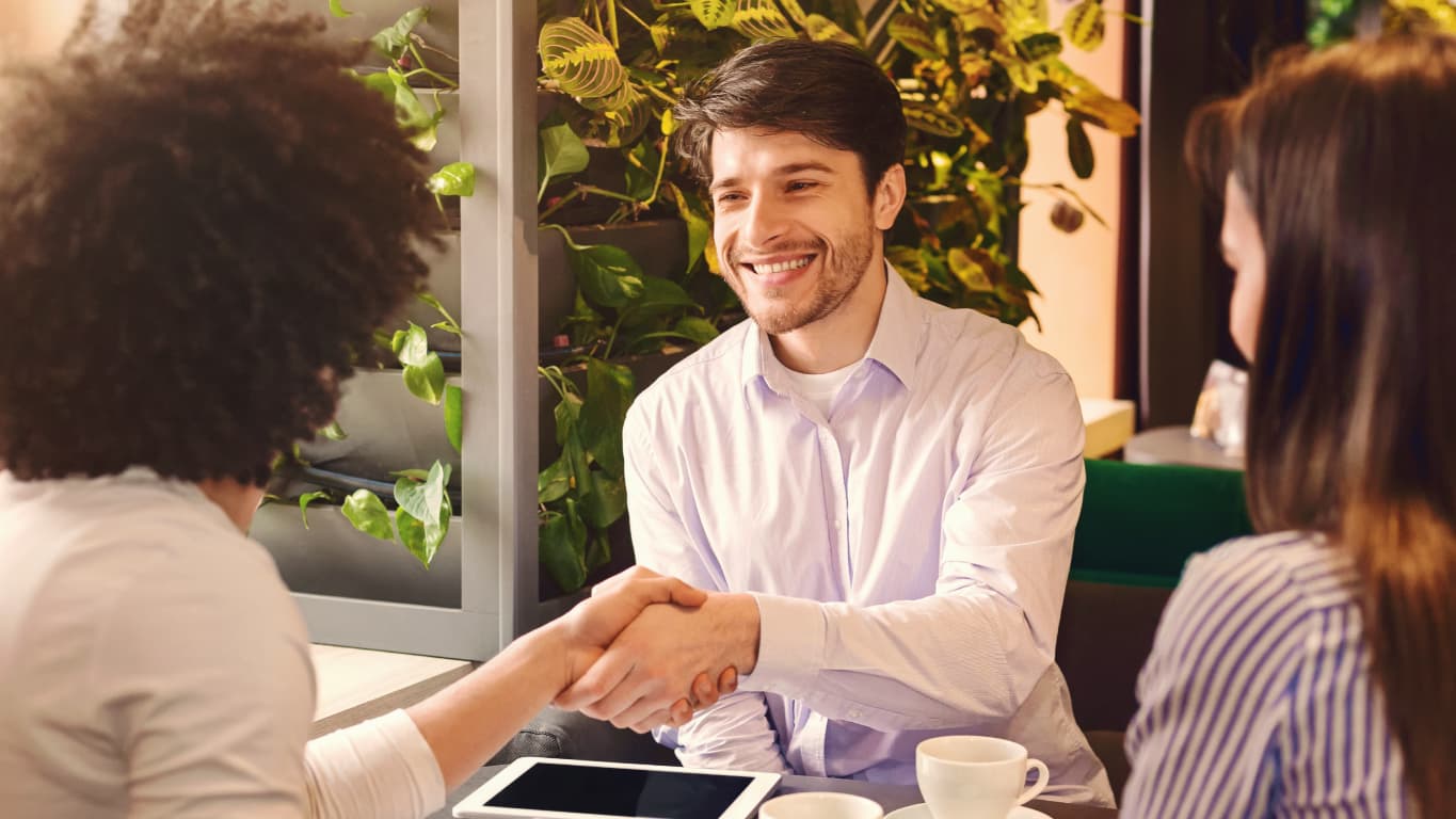 empresa conversando com cliente
