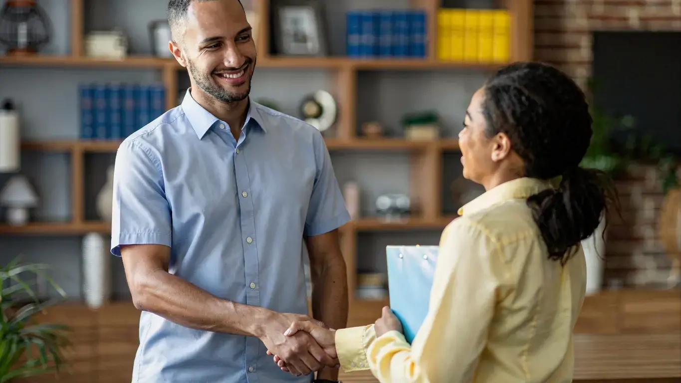 cliente e empresa apertando as mãos