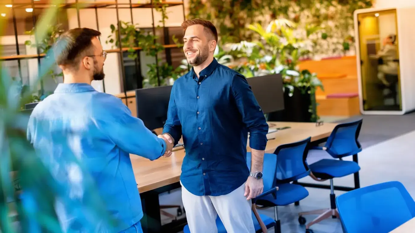 empresa e cliente apertando as mãos