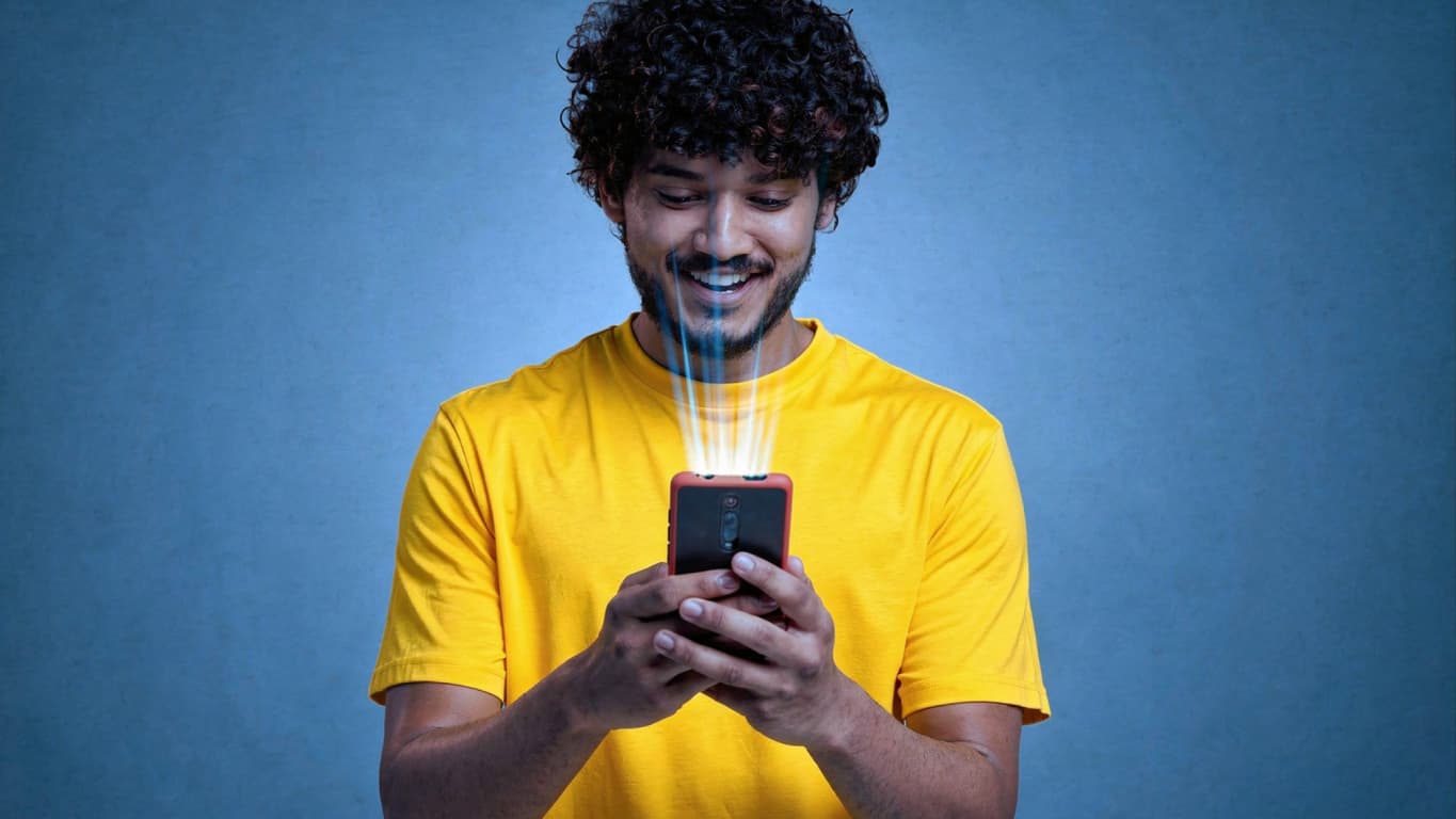 pessoa vendo conteúdo de provedor de internet