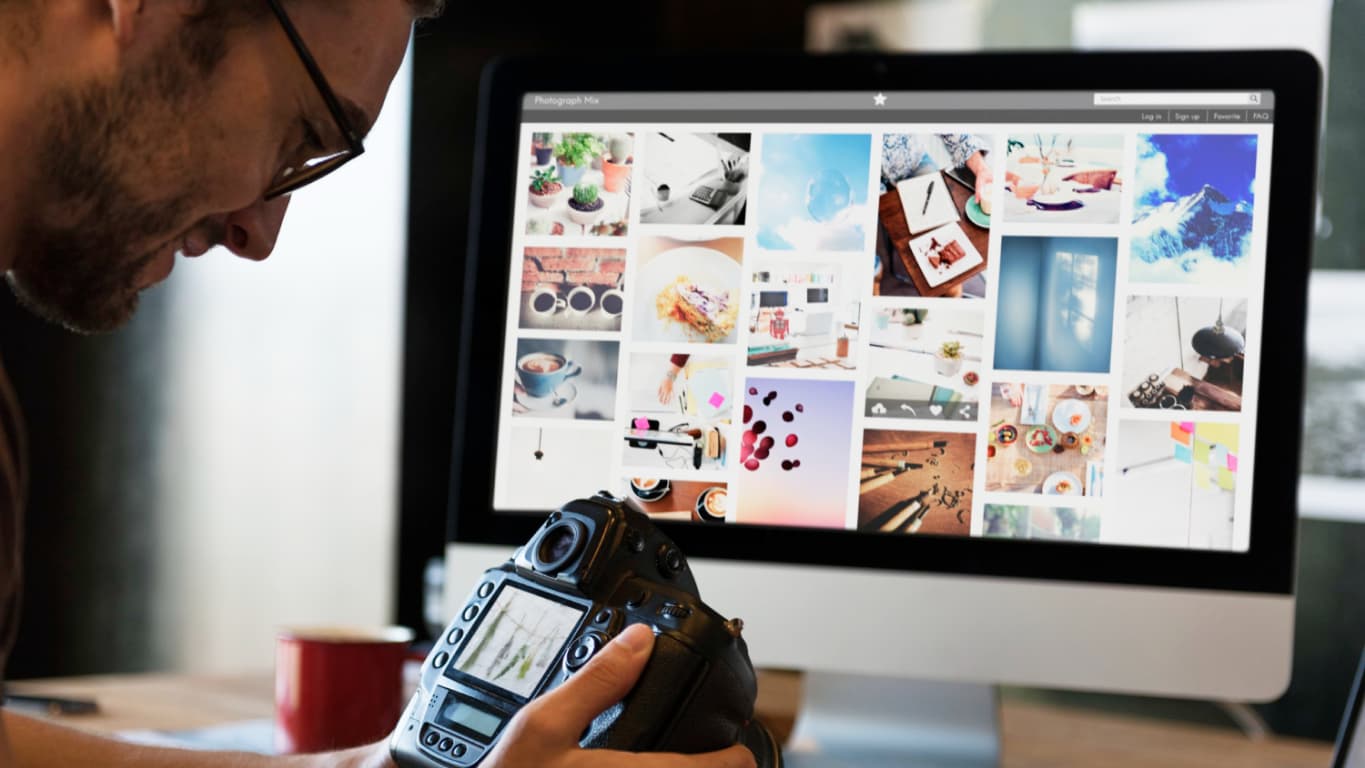 fotógrafo analisando imagens