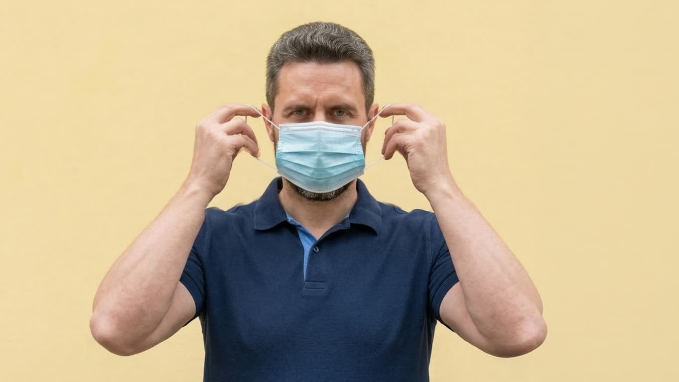 pessoa usando máscara